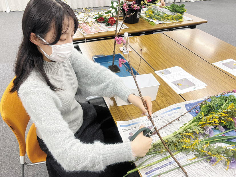 生け花ゼミに参加した職員