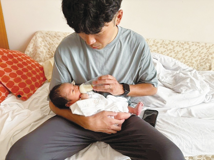 育児休業を取得した職員と子ども